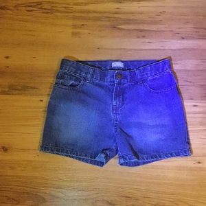 We are selling these blue denim jean shorts!💙